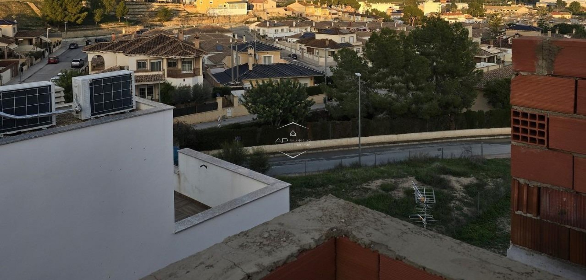 Nowy budynek - Szeregowiec -
Bigastro - pueblo