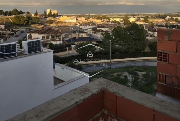 Nowy budynek - Szeregowiec -
Bigastro - pueblo