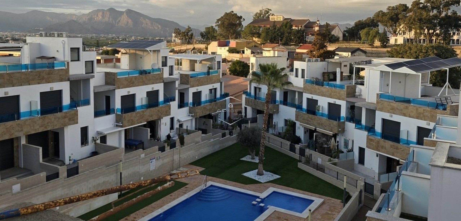 Nowy budynek - Szeregowiec -
Bigastro - pueblo