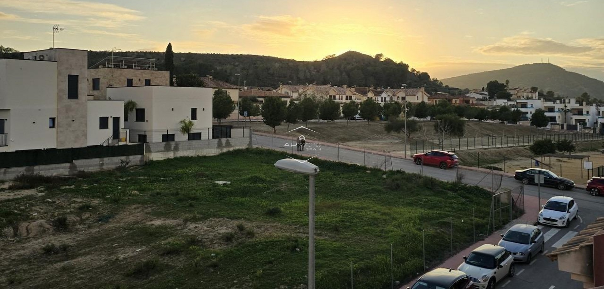 Nowy budynek - Szeregowiec -
Bigastro - pueblo