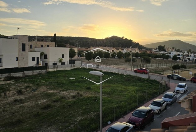 Nowy budynek - Szeregowiec -
Bigastro - pueblo