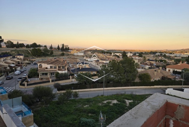 Nowy budynek - Szeregowiec -
Bigastro - pueblo