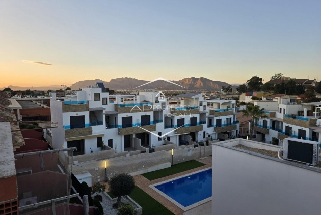 Nowy budynek - Szeregowiec -
Bigastro - pueblo