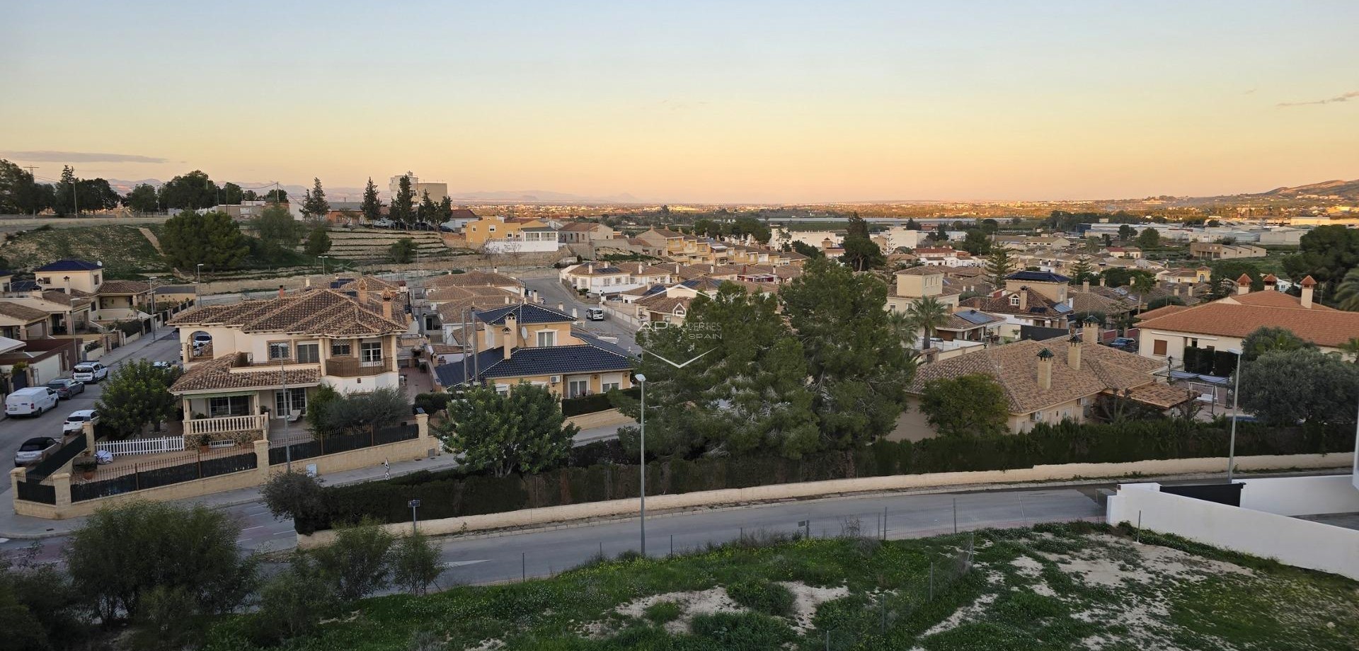 Nowy budynek - Szeregowiec -
Bigastro - pueblo