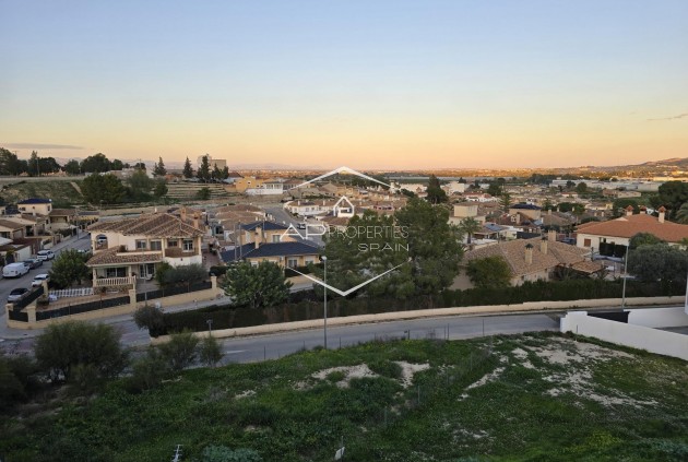 Nowy budynek - Szeregowiec -
Bigastro - pueblo