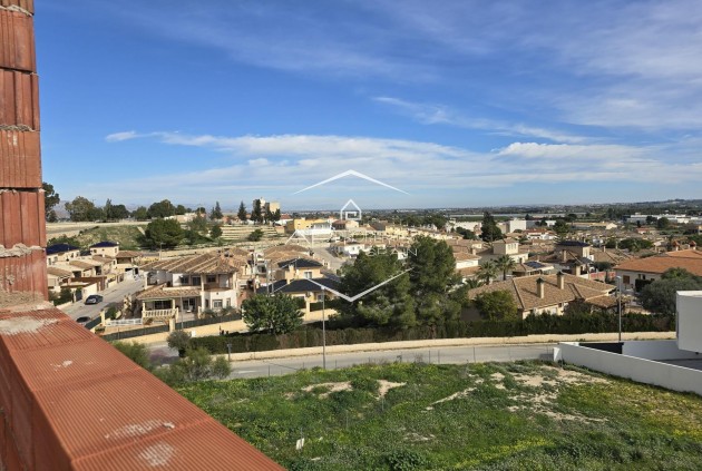 Nowy budynek - Szeregowiec -
Bigastro - pueblo