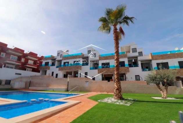 Nowy budynek - Szeregowiec -
Bigastro - pueblo