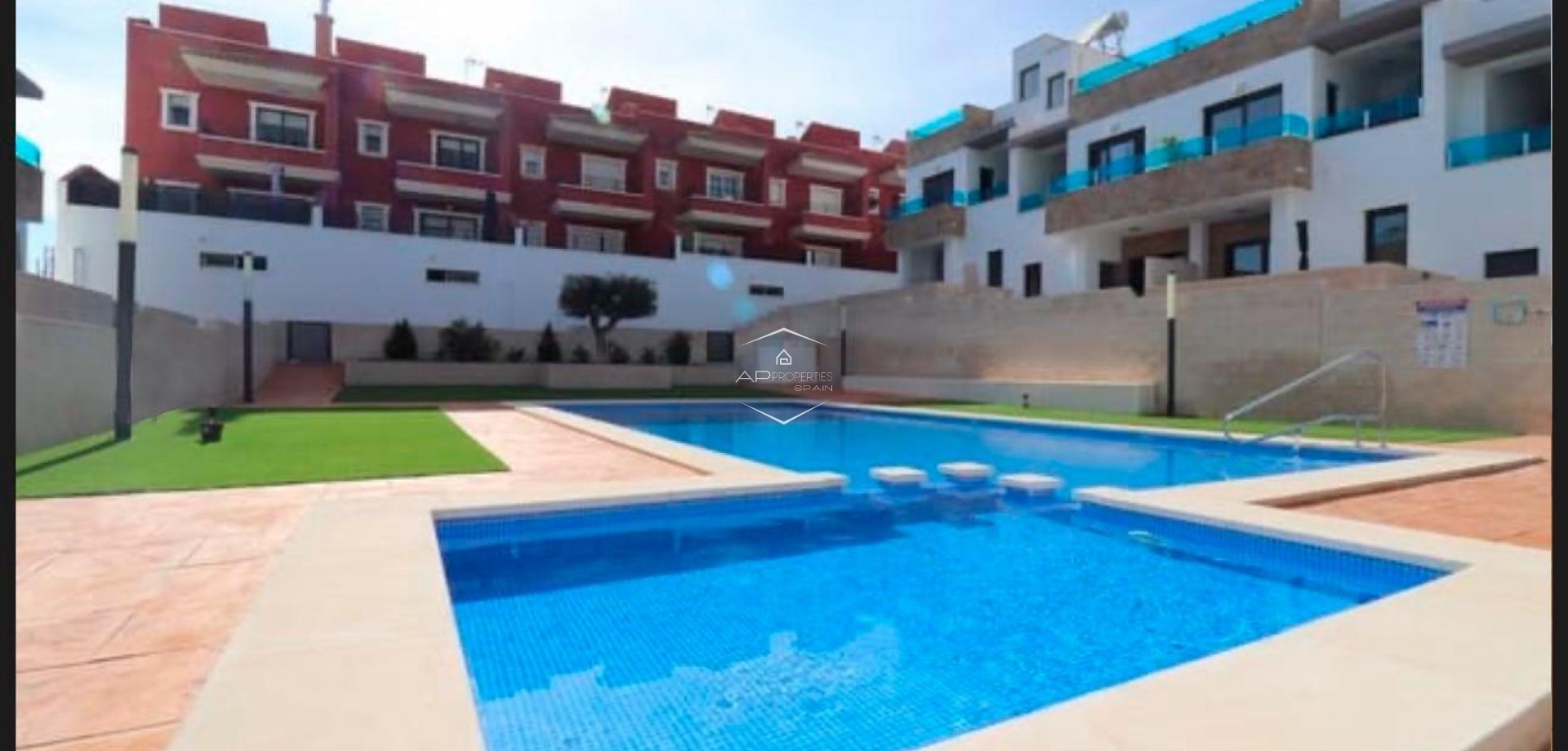 Nowy budynek - Szeregowiec -
Bigastro - pueblo