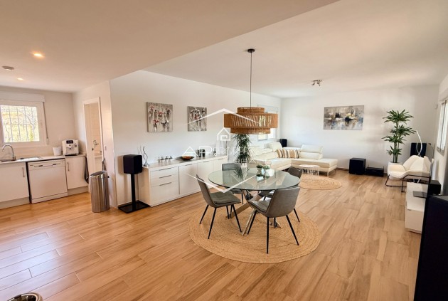 Odsprzedaż - Willa - Dom wolnostojący -
Macisvenda