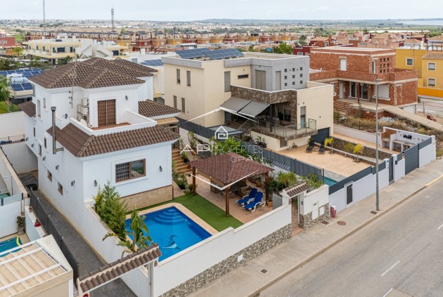 Herverkoop - Villa - Vrijstaand -
Los Montesinos - La Herrada