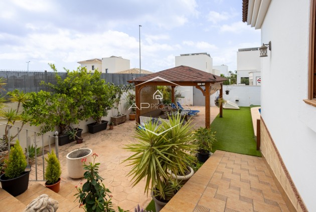 Herverkoop - Villa - Vrijstaand -
Los Montesinos - La Herrada