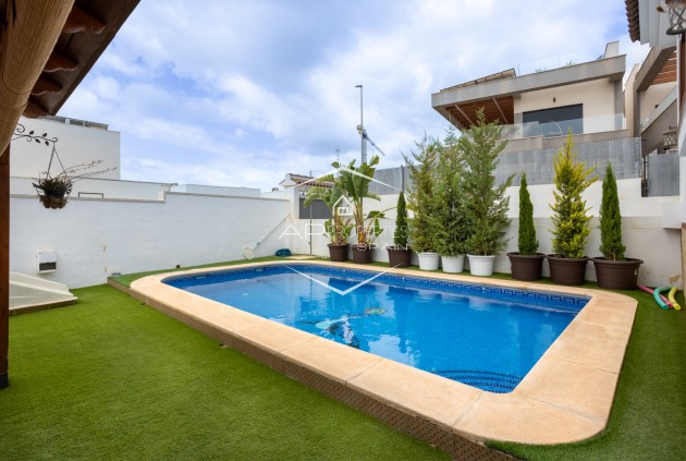Herverkoop - Villa - Vrijstaand -
Los Montesinos - La Herrada