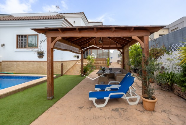 Herverkoop - Villa - Vrijstaand -
Los Montesinos - La Herrada