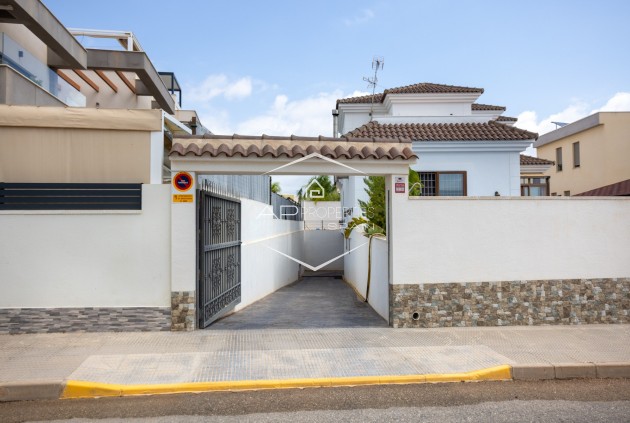 Herverkoop - Villa - Vrijstaand -
Los Montesinos - La Herrada