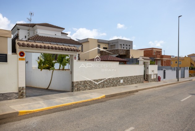 Herverkoop - Villa - Vrijstaand -
Los Montesinos - La Herrada