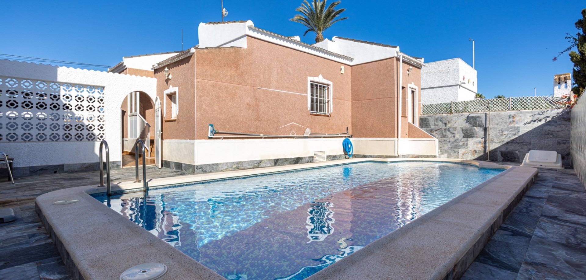 Herverkoop - Villa - Vrijstaand -
Torrevieja - Urbanización San Luis