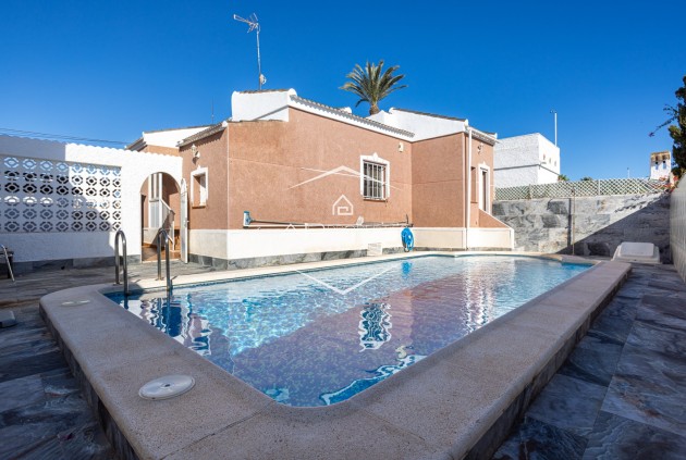 Herverkoop - Villa - Vrijstaand -
Torrevieja - Urbanización San Luis