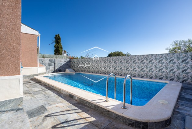 Herverkoop - Villa - Vrijstaand -
Torrevieja - Urbanización San Luis