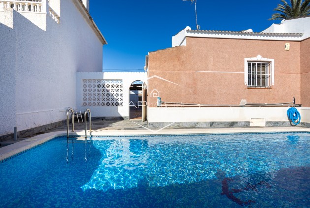 Herverkoop - Villa - Vrijstaand -
Torrevieja - Urbanización San Luis