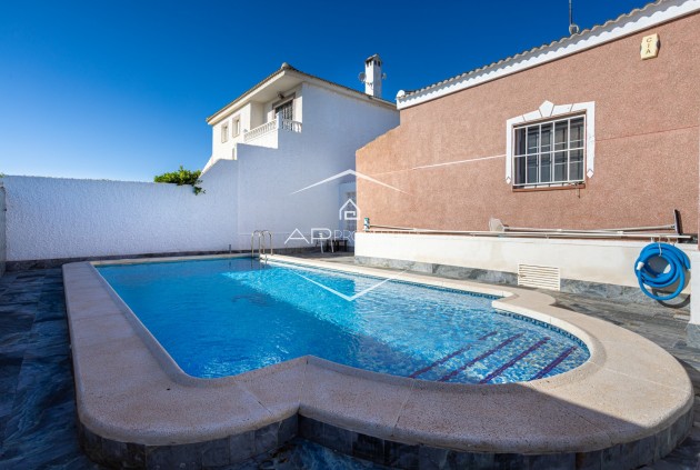 Herverkoop - Villa - Vrijstaand -
Torrevieja - Urbanización San Luis