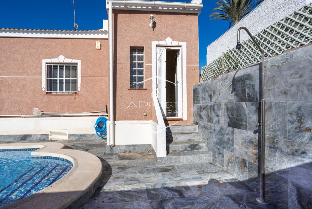 Herverkoop - Villa - Vrijstaand -
Torrevieja - Urbanización San Luis