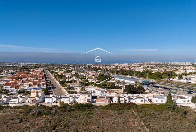 Herverkoop - Villa - Vrijstaand -
Torrevieja - Urbanización San Luis