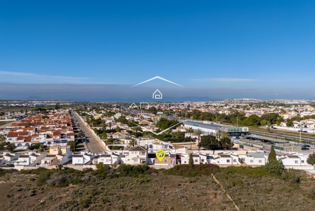 Herverkoop - Villa - Vrijstaand -
Torrevieja - Urbanización San Luis