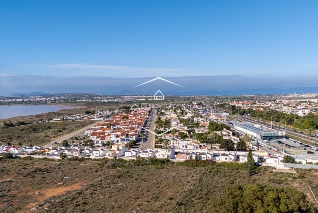 Herverkoop - Villa - Vrijstaand -
Torrevieja - Urbanización San Luis