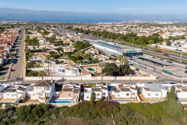 Herverkoop - Villa - Vrijstaand -
Torrevieja - Urbanización San Luis