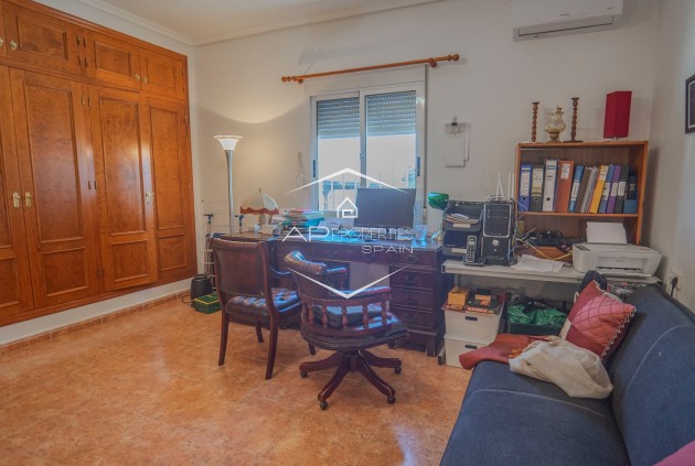 Revente - Finca -
Orihuela - San Bartolome