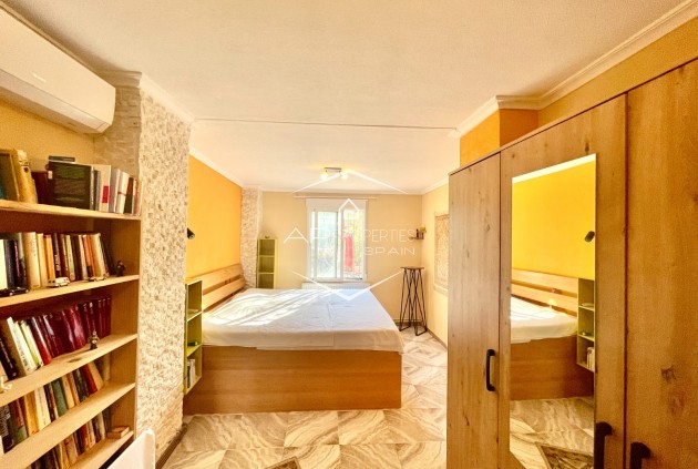 Resale - Finca / Country Property -
Crevillente