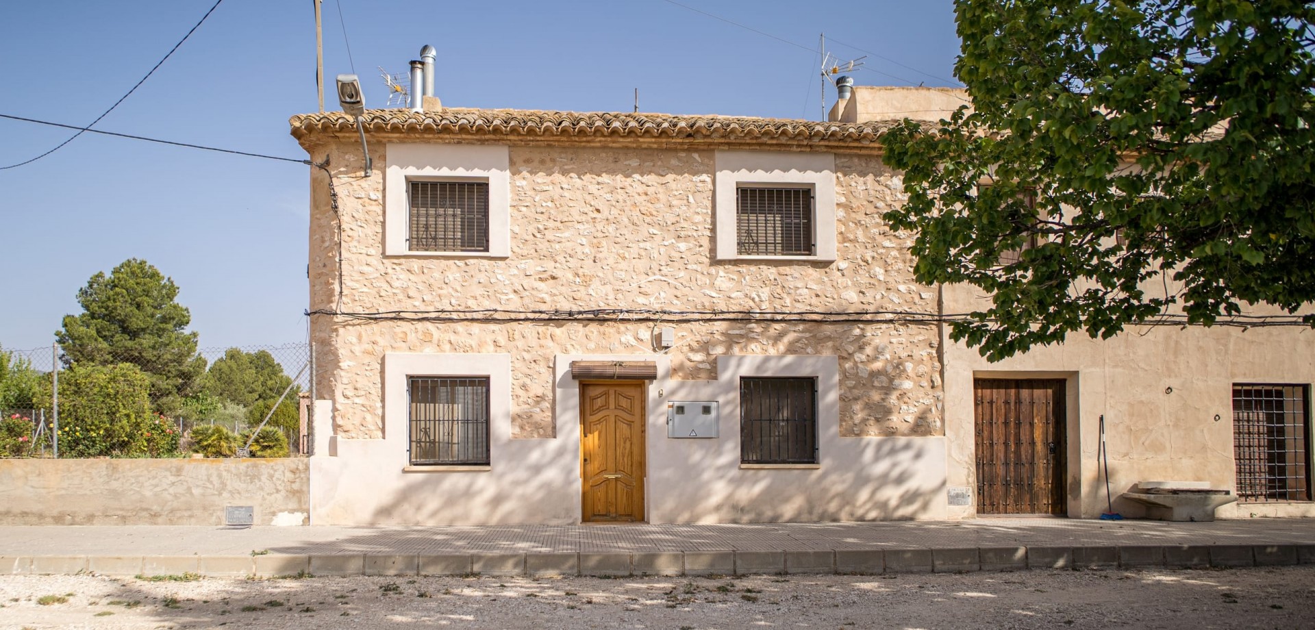 Herverkoop - Geschakelde woning -
Pinoso - El Paredon