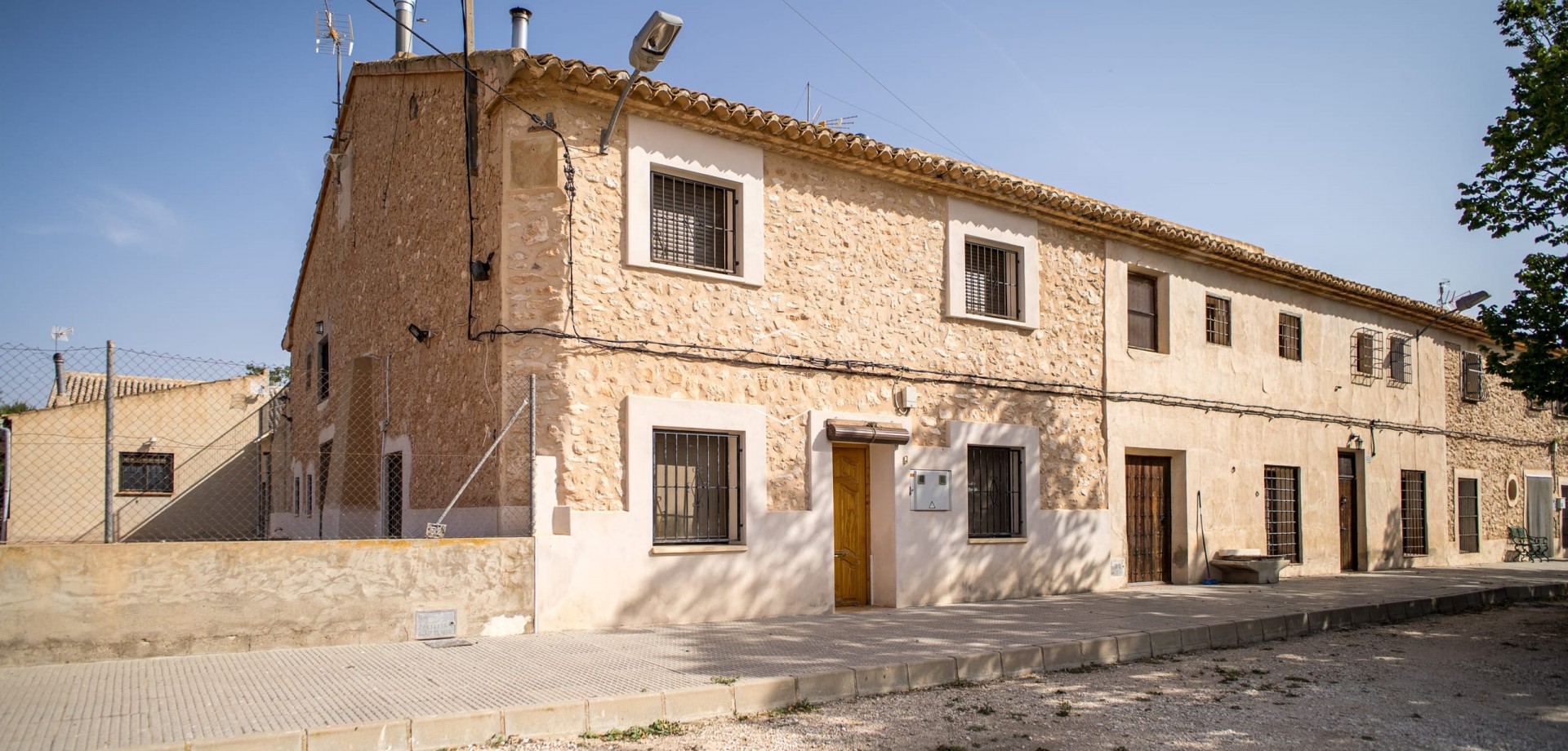 Herverkoop - Geschakelde woning -
Pinoso - El Paredon