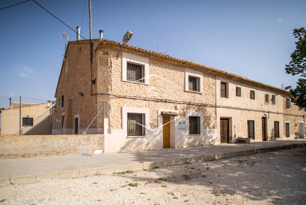Herverkoop - Geschakelde woning -
Pinoso - El Paredon