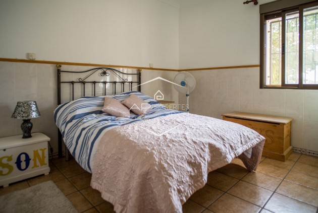 Herverkoop - Geschakelde woning -
Pinoso - El Paredon