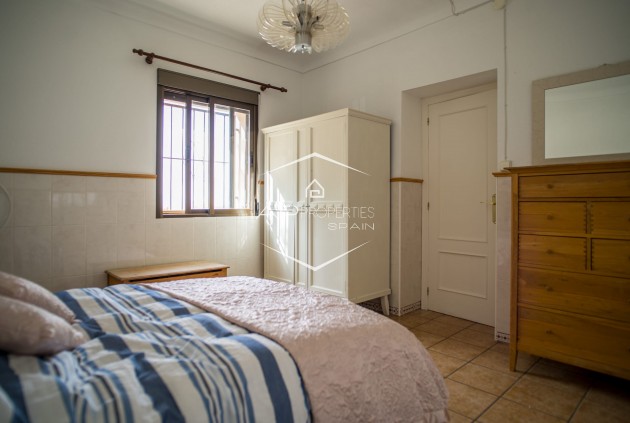 Herverkoop - Geschakelde woning -
Pinoso - El Paredon
