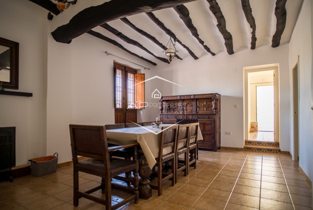 Herverkoop - Geschakelde woning -
Pinoso - El Paredon