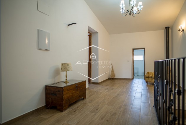 Herverkoop - Geschakelde woning -
Pinoso - El Paredon