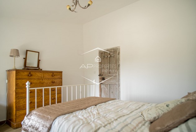 Herverkoop - Geschakelde woning -
Pinoso - El Paredon