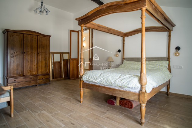 Herverkoop - Geschakelde woning -
Pinoso - El Paredon