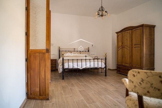 Herverkoop - Geschakelde woning -
Pinoso - El Paredon