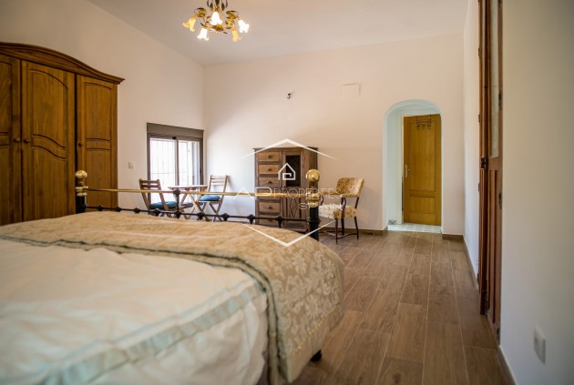 Herverkoop - Geschakelde woning -
Pinoso - El Paredon