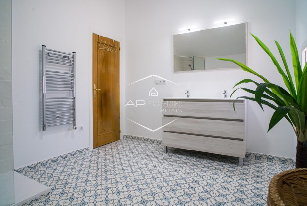 Herverkoop - Geschakelde woning -
Pinoso - El Paredon