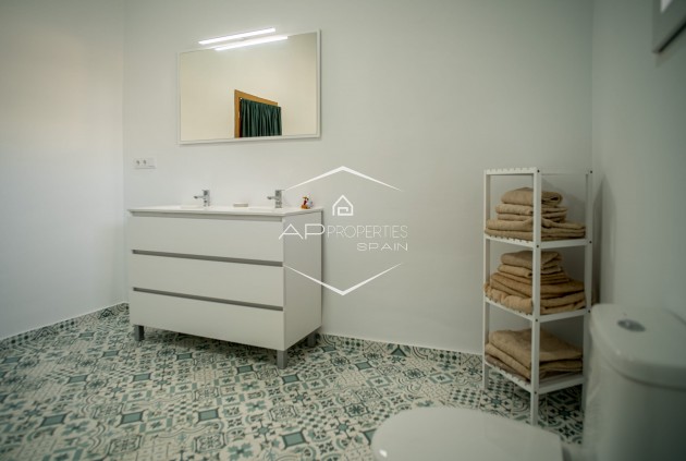 Herverkoop - Geschakelde woning -
Pinoso - El Paredon