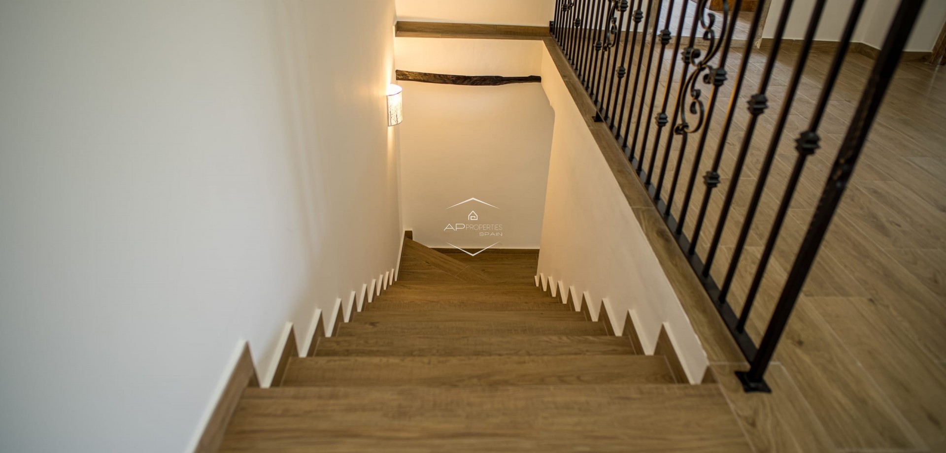 Herverkoop - Geschakelde woning -
Pinoso - El Paredon