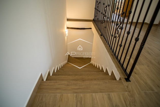Herverkoop - Geschakelde woning -
Pinoso - El Paredon