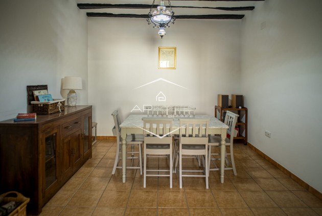 Herverkoop - Geschakelde woning -
Pinoso - El Paredon