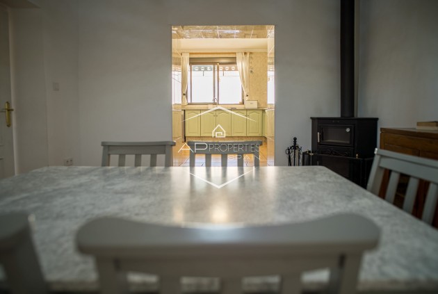 Herverkoop - Geschakelde woning -
Pinoso - El Paredon