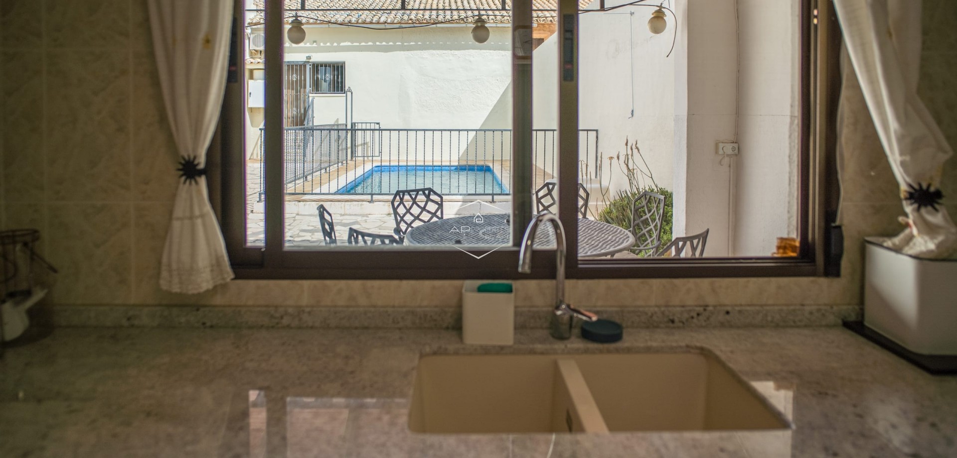 Herverkoop - Geschakelde woning -
Pinoso - El Paredon