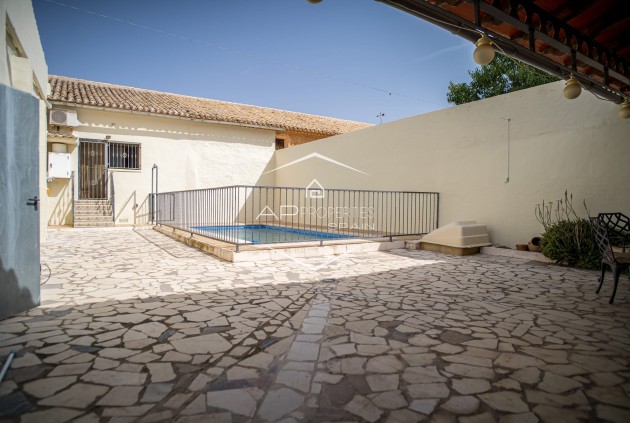 Herverkoop - Geschakelde woning -
Pinoso - El Paredon